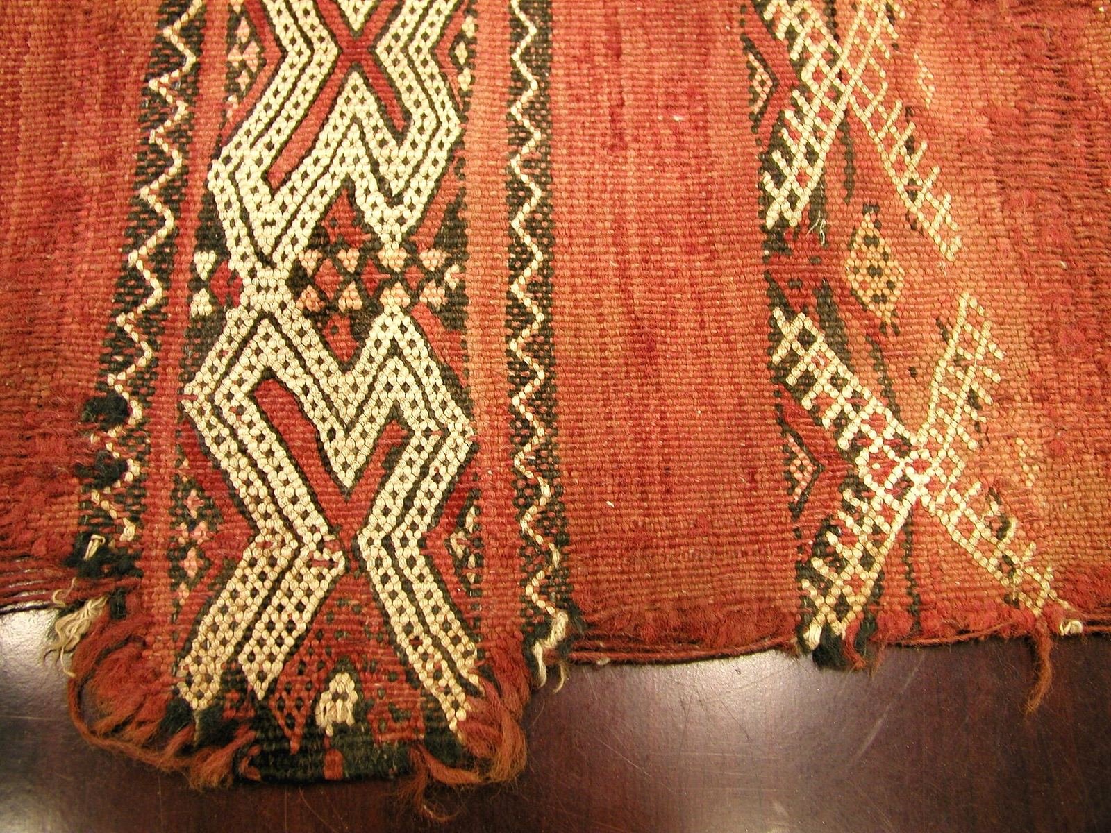 Rotfeld, rotes geometrisches Muster, ganzes Stück